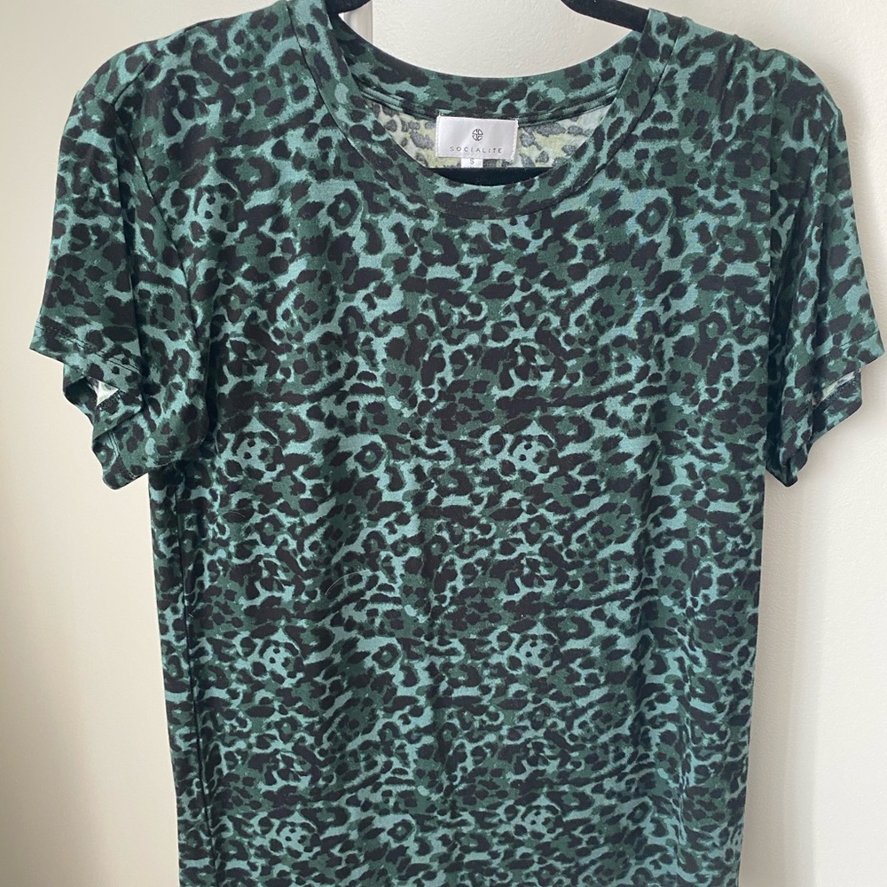 Green leopard print tee